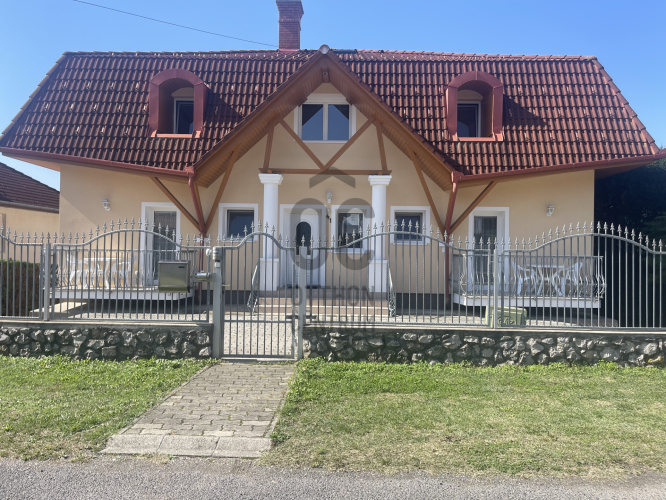 16 bed · 420m² · Családi ház · € 236.535.000
