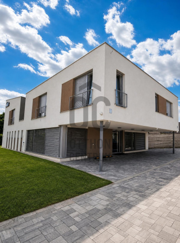 215m² · Üzlethelyiség · 330.000.000 Ft